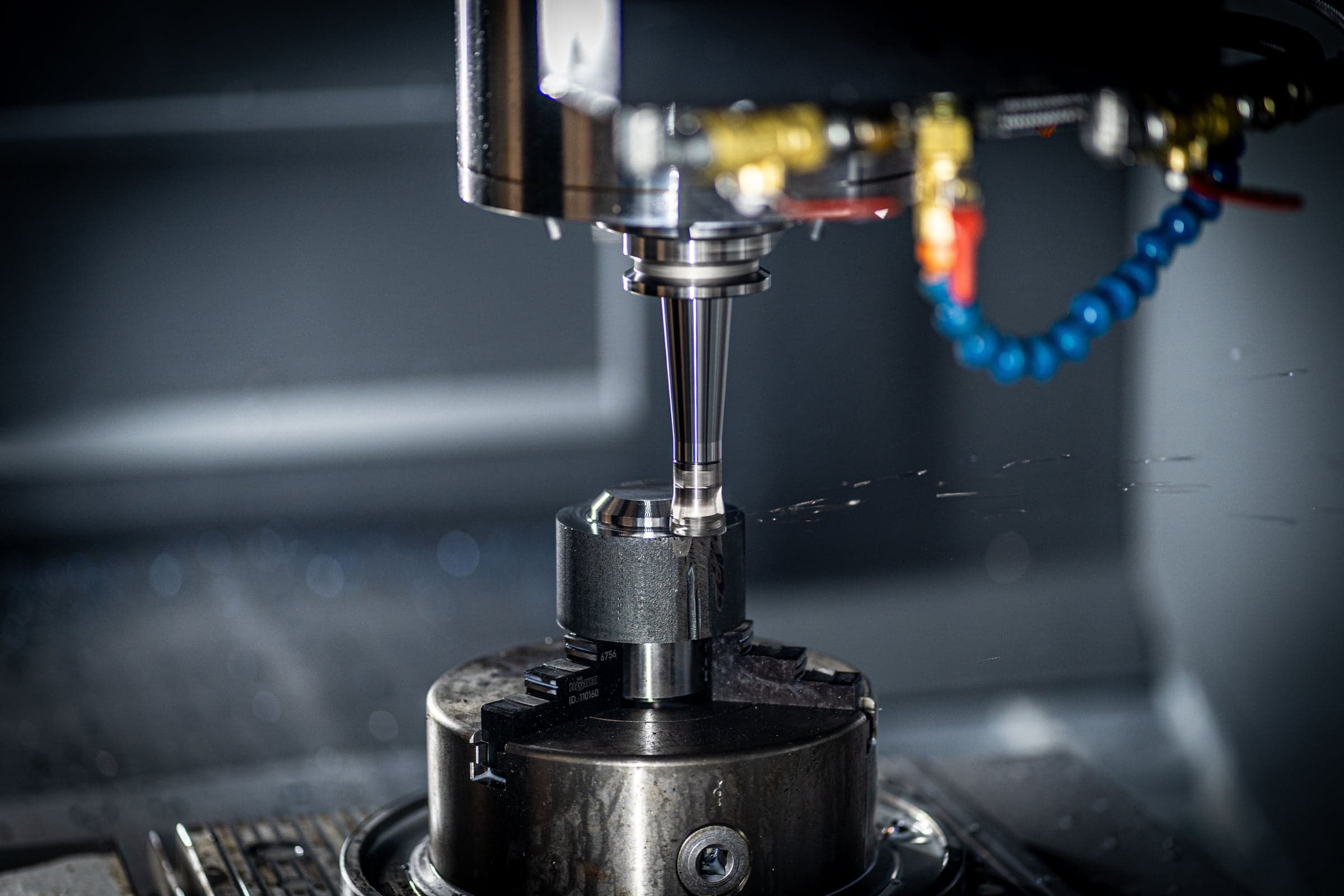 CNC-Fräskopf bearbeitet ein Werkstück mit Kühlmittel