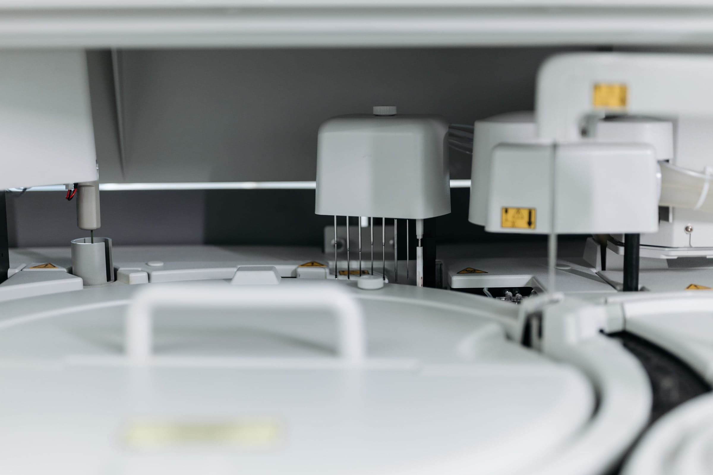 Probenkopf eines automatisierten Laboranalysegeräts über Reagenzienkassetten